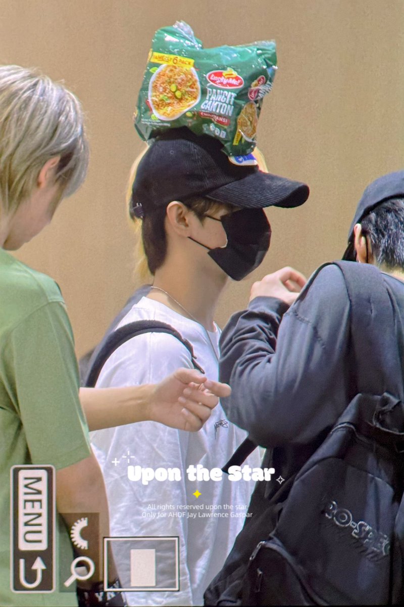 kn1ves0ut's tweet image. have never seen a kpop group this obsessed with pancit canton. atp this is literally free promo. what are you doing bro @luckymeph??? 🤣

© @feiii2906 @upts_JL