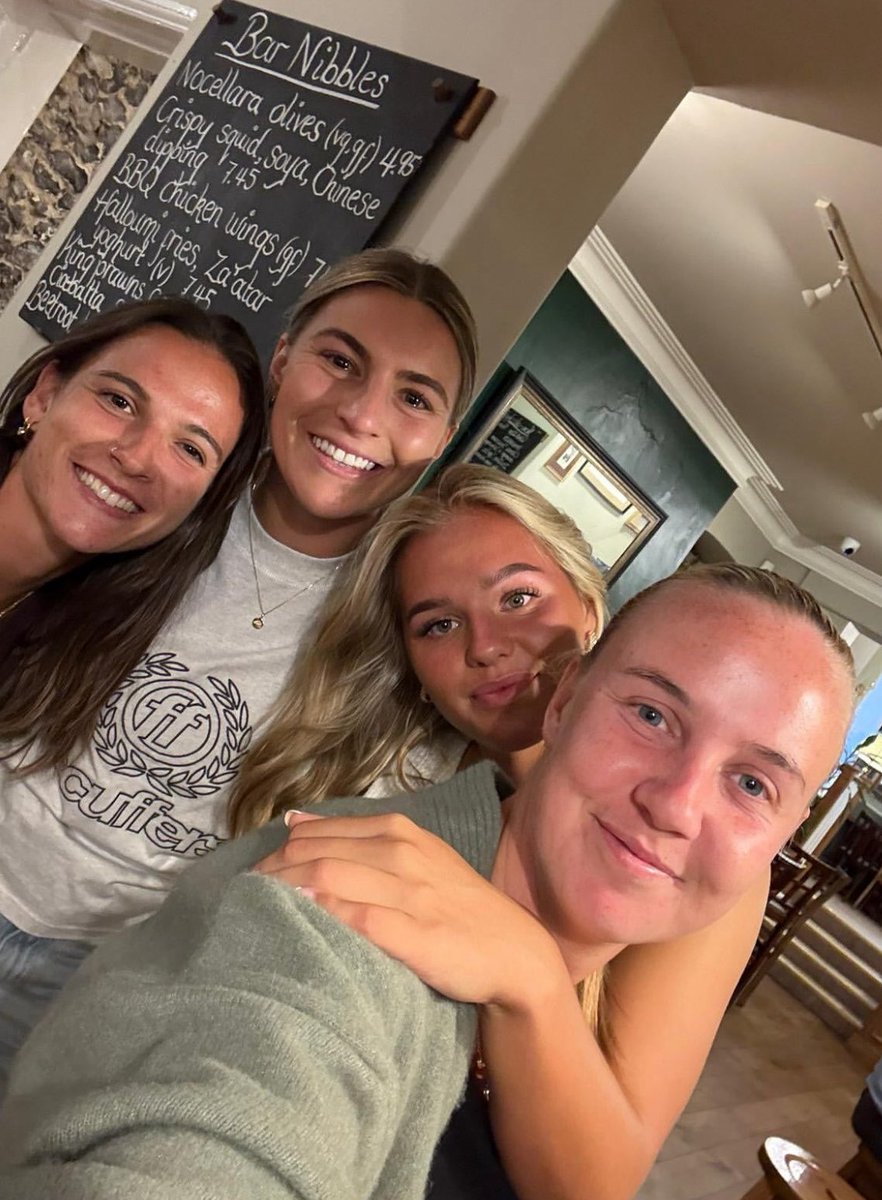 Beth recently with Laia Codina, Steph Catley and Jessie Gale (posted on 31.08.2025)
📸: laiacodina5 on IG