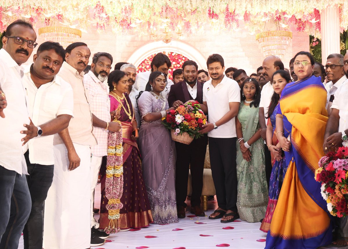 Udhaystalin's tweet photo. சென்னை தெற்கு மாவட்ட @dmk_youthwing துணை அமைப்பாளர் சகோதரர் விநாயகமூர்த்தியின் தங்கையும் - சென்னை மாநகராட்சியின் 174-ஆவது வார்டு மாமன்ற உறுப்பினருமான ம.ராதிகா - சீனிவாசன் ஆகியோரின் அன்பு மகள் நிவேதா - ரா.கலைவாணன் இணையரின் திருமண வரவேற்பு நிகழ்ச்சியில் திருவான்மியூரில் இன்று பங்கேற்றோம்.

மணமக்கள் இருவரும் திராவிடமும் - சமூக நீதியும் போல, கலைஞரும் - கழகமும் போல, நம் முதலமைச்சர் அவர்களும் - வெற்றிகளும் போல பல்லாண்டு வாழ்கவென வாழ்த்தி மகிழ்ந்தோம்.

@Subramanian_ma @DrKanimozhiSomu @GanapathyK @PrabhakarRaja88