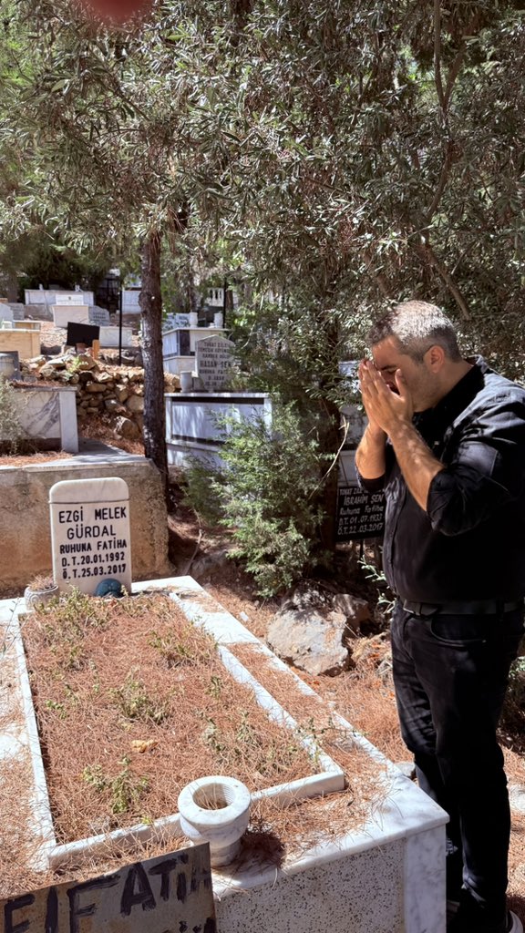 Yola çıkarken, değerli yol arkadaşlarım Haydar İnanır, Mehmet Tokan, Fikret Kaygusuz, Muğdet Solak ve Ezgi Melek Gürdal’ın kabirlerini ziyaret ettim. Onların dostluğu, mücadele azmi ve bize bıraktıkları miras, yürüdüğümüz bu yolu daha anlamlı kılıyor. Her adımımızda onların