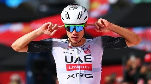 NairoInGreen's tweet image. Ayuso whilst Almeida is begging for help on the team radio