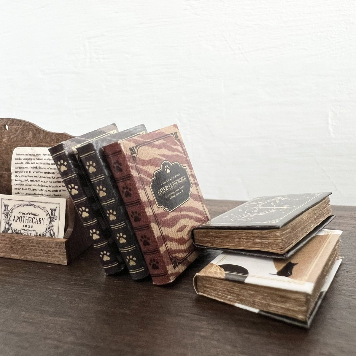 猫🐈🐈‍⬛モチーフのミニチュア本制作キットもあります。
キジトラ、サバトラ、茶トラ、クロ、ミケ（うちの猫たち）をイメージ✨
こちらも初級で、ボンド、カッター、爪楊枝をご用意していただければすぐに作り始められます🐾

#ドールショウ76
#DS76
#12分の1サイズ