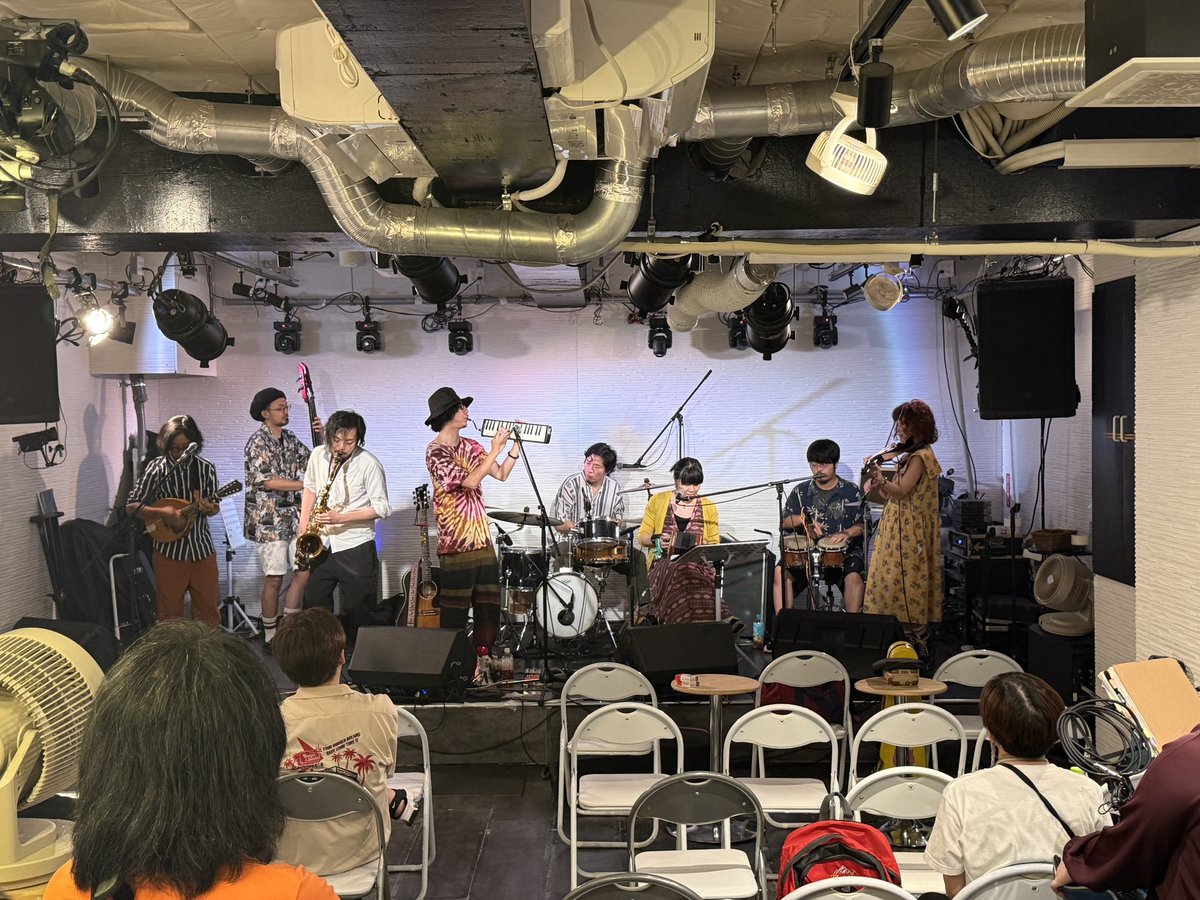 composer_dr's tweet image. 幽霊会社レコ発。対バンやば。みちづれやば。電車故ベロベロ。三輪さん社長タマさんマルコさんといろいろお話できました。三輪さんぐらい上手いと青臭い🐟ドラムに言いたいこともたくさんあるわけですよ。勝手にいただきたくさん勉強させてもらってます。
信じられる？この社長、自称死んでるんだぜ。