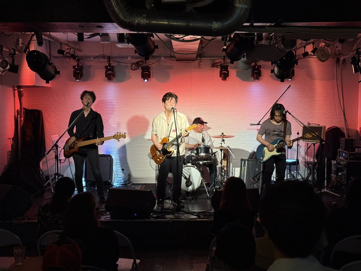 composer_dr's tweet image. 幽霊会社レコ発。対バンやば。みちづれやば。電車故ベロベロ。三輪さん社長タマさんマルコさんといろいろお話できました。三輪さんぐらい上手いと青臭い🐟ドラムに言いたいこともたくさんあるわけですよ。勝手にいただきたくさん勉強させてもらってます。
信じられる？この社長、自称死んでるんだぜ。