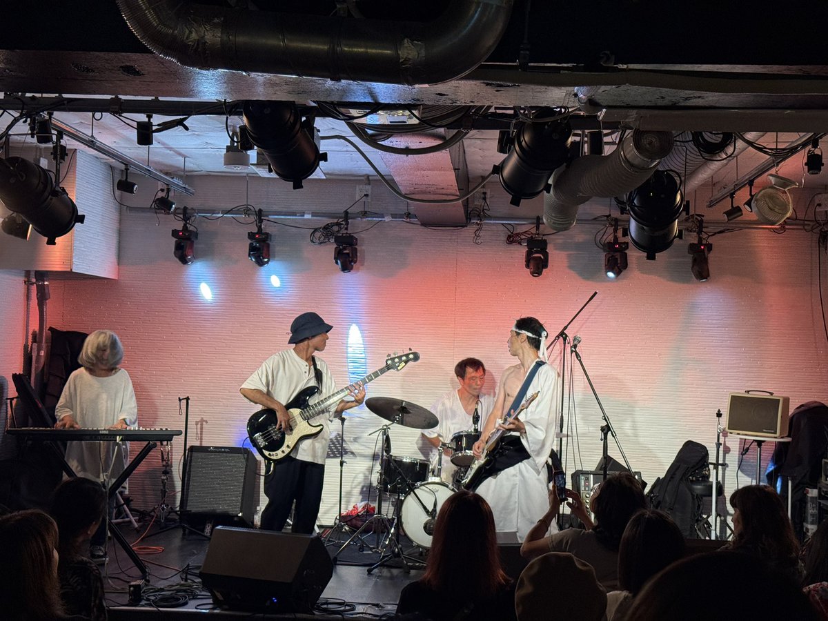 composer_dr's tweet image. 幽霊会社レコ発。対バンやば。みちづれやば。電車故ベロベロ。三輪さん社長タマさんマルコさんといろいろお話できました。三輪さんぐらい上手いと青臭い🐟ドラムに言いたいこともたくさんあるわけですよ。勝手にいただきたくさん勉強させてもらってます。
信じられる？この社長、自称死んでるんだぜ。