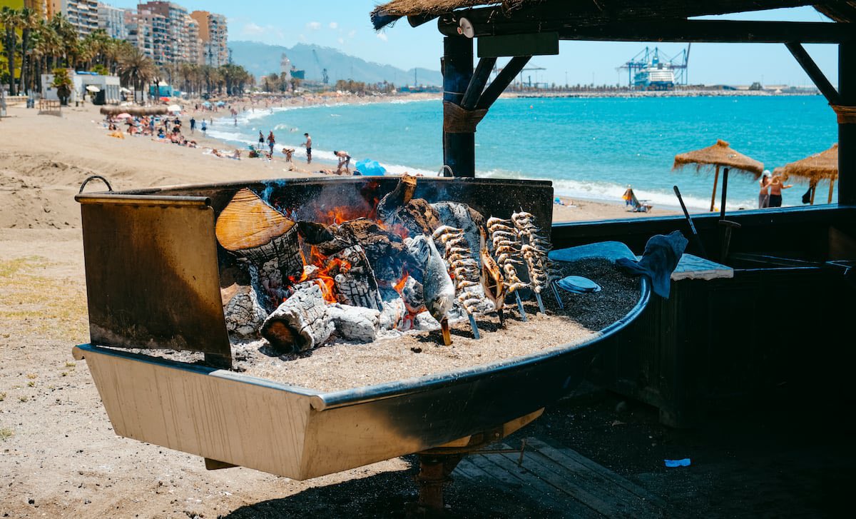 Hoy, en la hora del aperitivo de fin de mes, que bien sienta una  cerveza “ milno” de @CervezasAlhambra, ya sea boca arriba o boca abajo. La nuestra, la de #Granada en un preotoño que va llenandose de sus frutos de temporada, entre otros, el granado. ¡Esto es #Granada, va por
