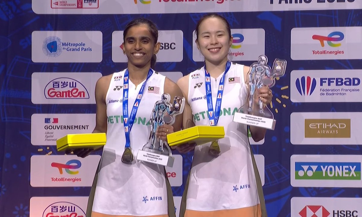 theone_xyz's tweet photo. Pearly Tan &amp; Thinaah Muralitharan of Malaysia 🥈✨

#BWFWorldChampionships #BWC2025 https://t.co/0cewl6Y40P