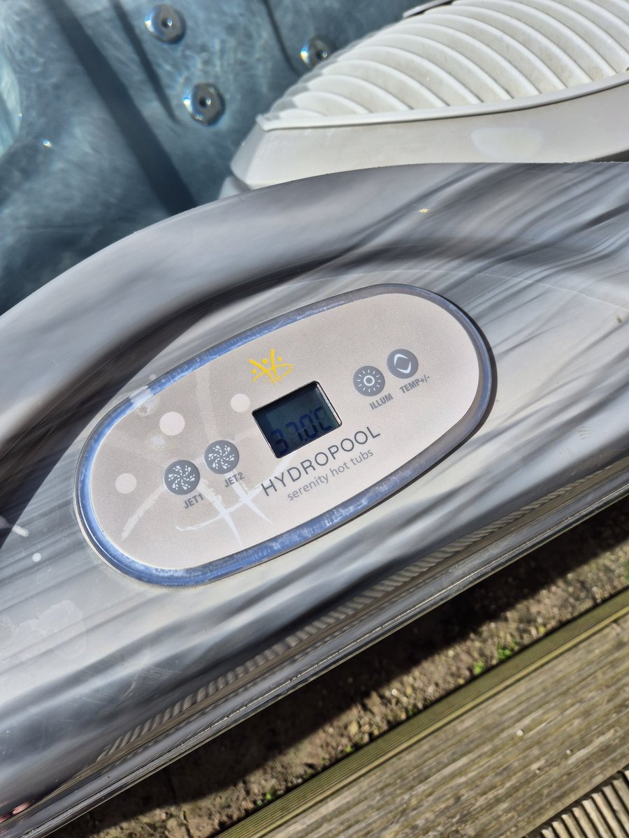 Time to sell the hot tub! I've put it on Gumtree....collection only! A Hydropool Serenity 5900 tub. Excellent working order! DM for further! #hottub