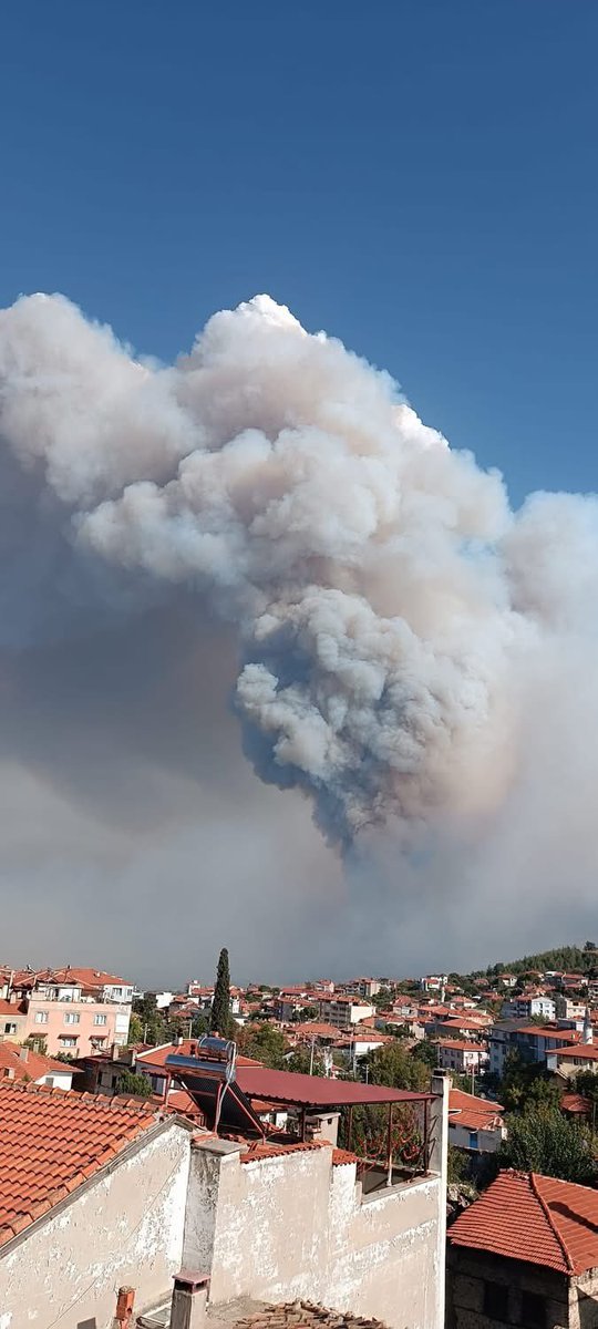 Lütfen sesimizi duyurun yangın çok büyüdü yerleşim yerleri artık tehdit altında lütfen ilgili mercilere ulaştıralım gündem olması ve gerekenlerin Yapılması için 
#buldan #buldanyanıyor #denizli #yangın