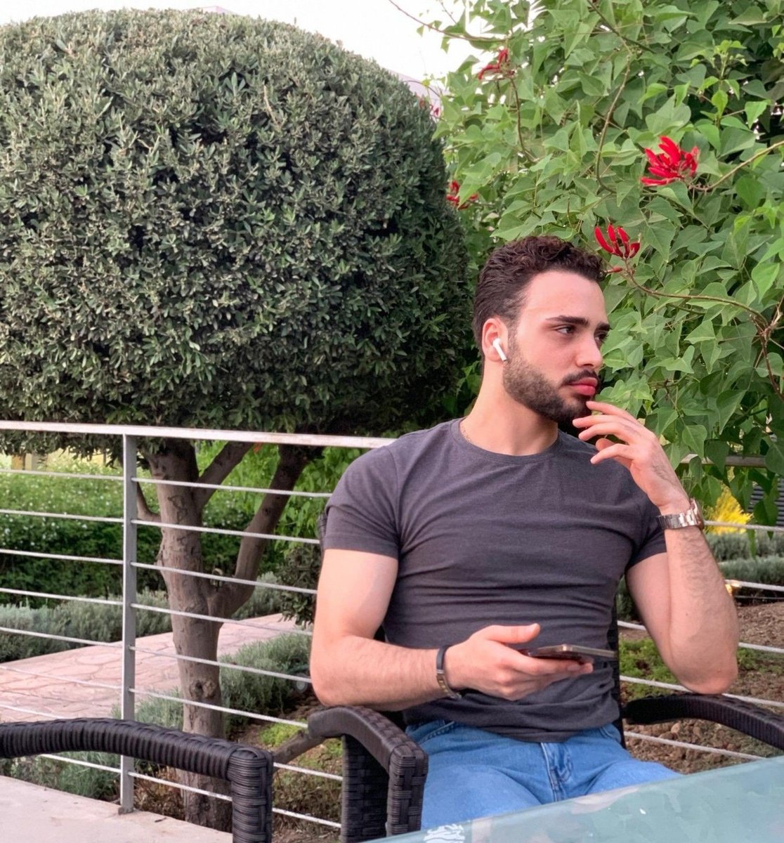 We don’t pretend,no filters, no fuss
Nature and I are proof that real is more than enough 🍃🌿