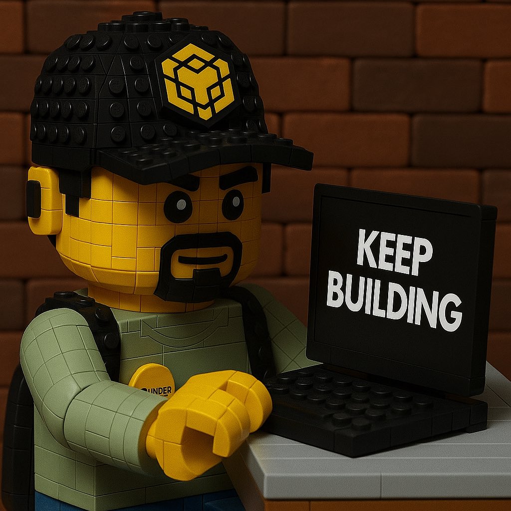 戴着 BNB Chain 帽子的乐高式建设者形象，在显示“KEEP BUILDING”的笔记本上敲键盘