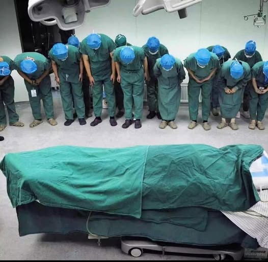 Kiedy osoby ze śmiercią mózgu leżą na stole operacyjnym przed operacją, w 75% przypadków występują spontaniczne reakcje obronne rąk i nóg. Niektórzy unoszą ręce w geście obronnym, podczas gdy inni nawet lekko się prostują. Czasami siadają też wyprostowani, mocno chwytają