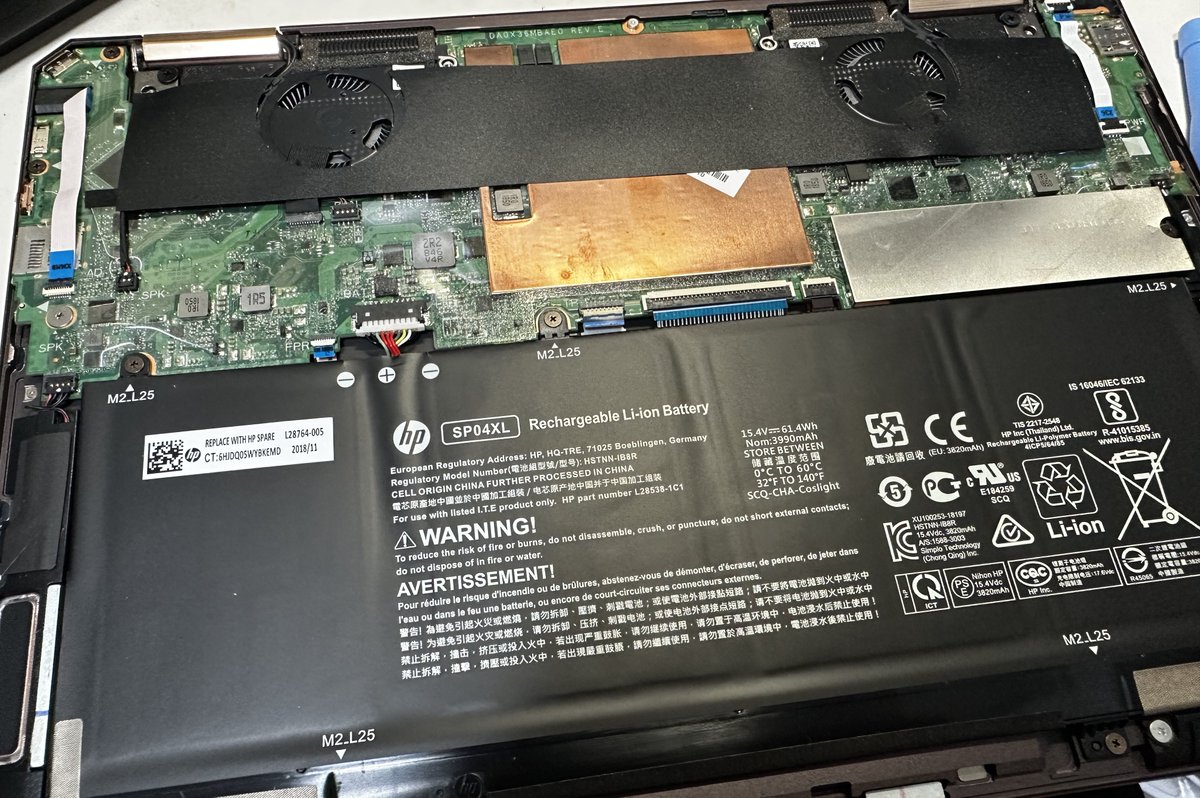 ノートPCのバッテリーがすぐに自然放電するようになったので、メーカーサイト調べたら既に交換対象ではなくなってて「買い替えを推奨」みたいに書かれてた。調べたら純正品がパーツで手に入るようなので購入して自分で交換しました。