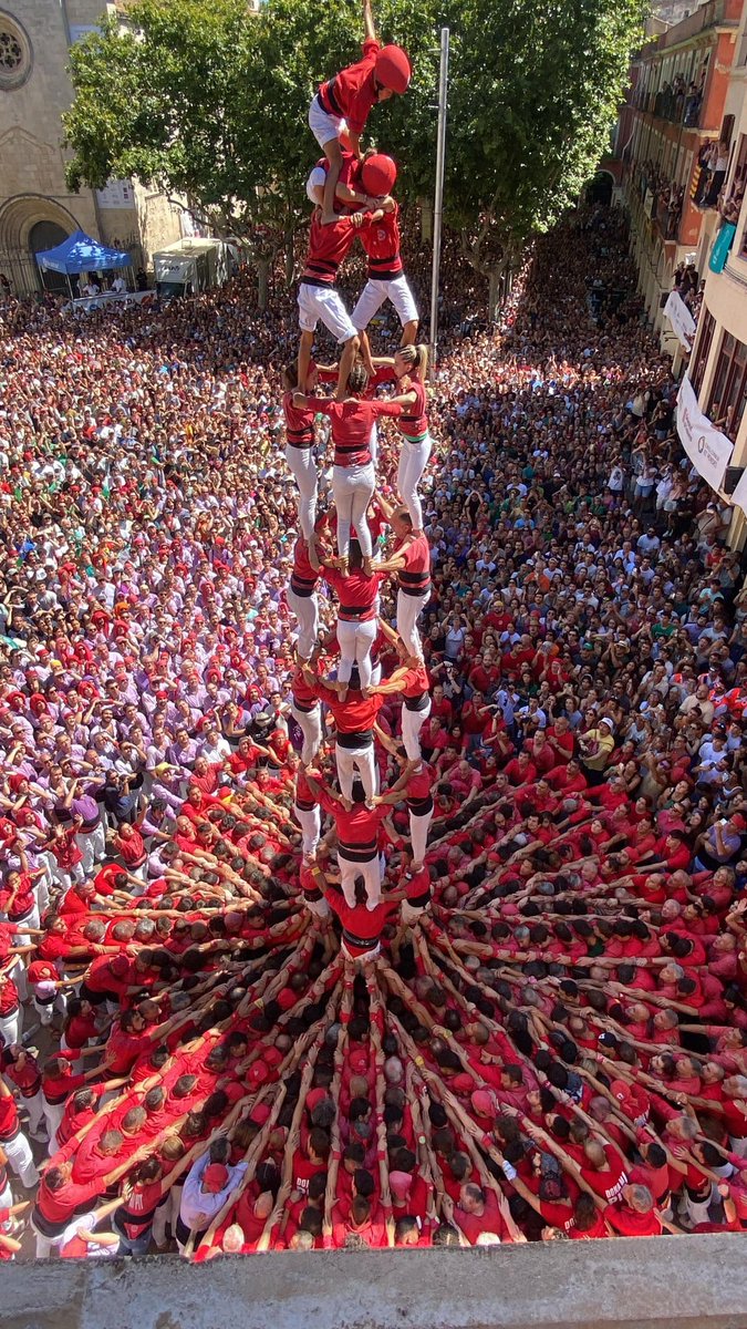24h després seguim disfrutant de la barbaritat de #castells d'ahir,de totes les colles @jovesvalls. Però cal demanar més respecte per les colles amb les animalades que portem a plaça.Per la nostra part disculpes als <a href="/Verds/">Castellers de Vilafranca</a> per la celebració final,no sabíem  intent de 3d10 final.