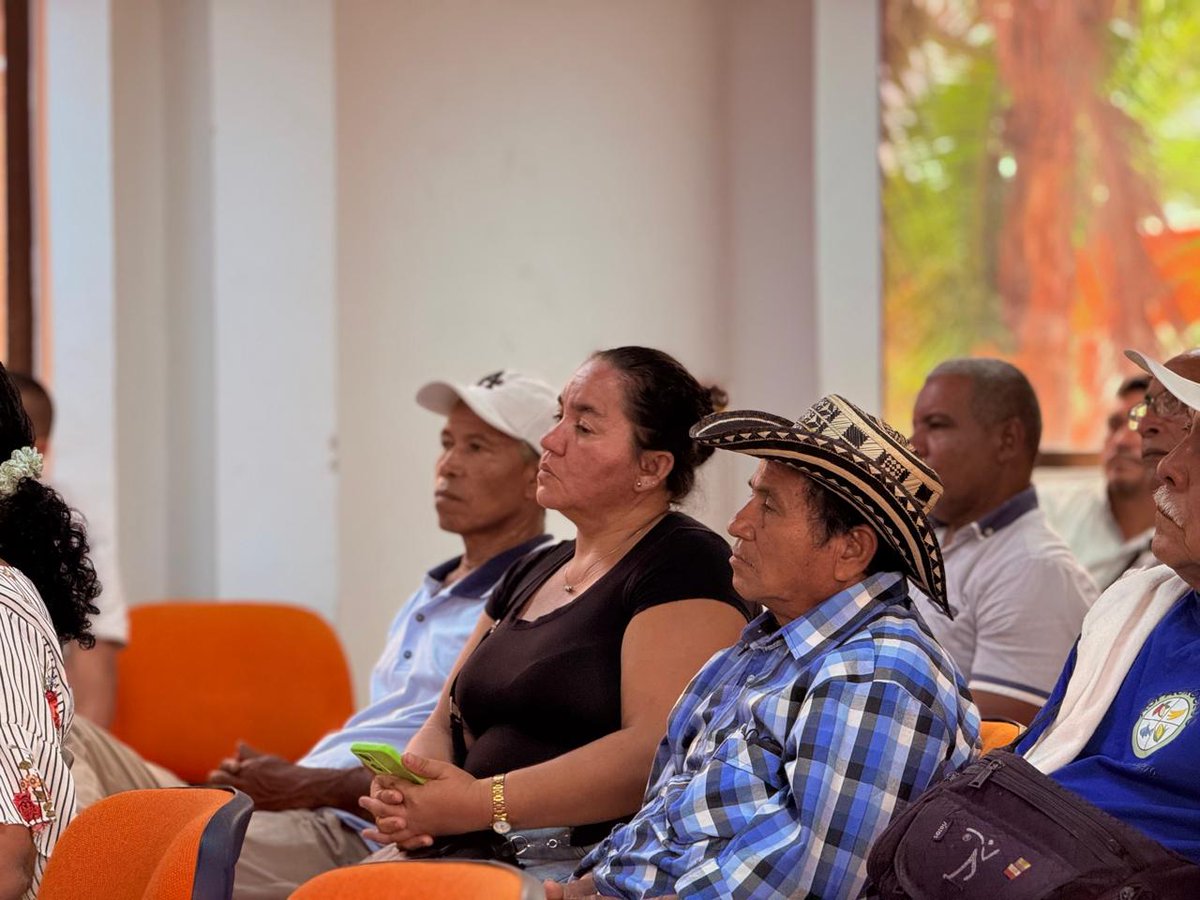 Omar_Comunes's tweet image. ¡Tierra para quien la trabaja! Asistimos a la Asamblea Departamental de @corsomostierra  en Córdoba, exigiendo acceso a la tierra, defensa del territorio y cumplimiento del Acuerdo de Paz. #SomosTierra #Construyendopaz