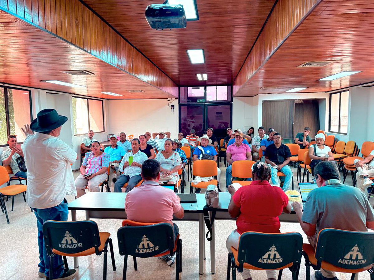 Omar_Comunes's tweet image. ¡Tierra para quien la trabaja! Asistimos a la Asamblea Departamental de @corsomostierra  en Córdoba, exigiendo acceso a la tierra, defensa del territorio y cumplimiento del Acuerdo de Paz. #SomosTierra #Construyendopaz