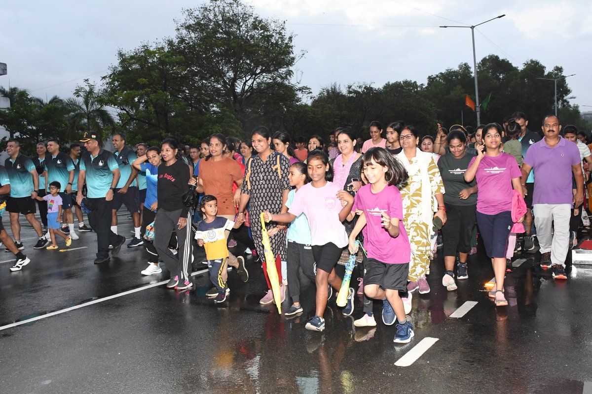 IN_Vikramaditya's tweet image. The rain, the clouds, the lush green, misty hills and the Monsoon Walk....!
#Vikramaditya family stepped together for an early morning #MonsoonWalk, reaping the health benefits of walking &amp;amp; exercising.

#SwordArm 
#IN_WNC 
#IndianNavy
#60DayPsychologicalFitnessChallenge