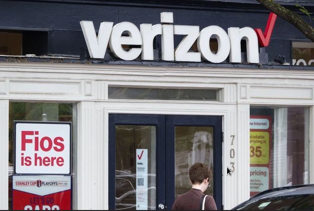 oyerindeelikay's tweet image. Why Is My Phone on SOS? Verizon Customers Across the U.S. Report Outages If you picked up your phone #downdetector #sosmode #verizon #verizonoutage #verizonwireless celebchip.com/is-verizon-dow…