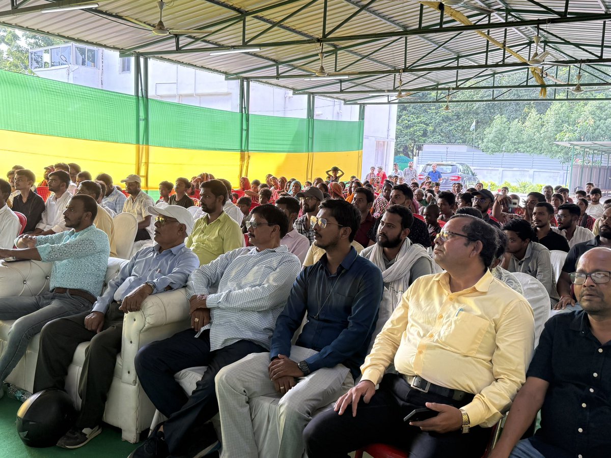 आज माननीय नेता श्री तेज प्रताप यादव जी के नेर्तित्व में 26 M स्ट्रैंड रोड स्थित आवास पर मिलन समारोह का आयोजन किया गया।

श्री राजेश निराला जी और सुधांशु यादव जी के साथ में सैकड़ों लोगों ने टीम तेज प्रताप यादव जॉइन किया।

#tejpratapyadav 
#teamtejpratapyadav 
#biharelection2025
