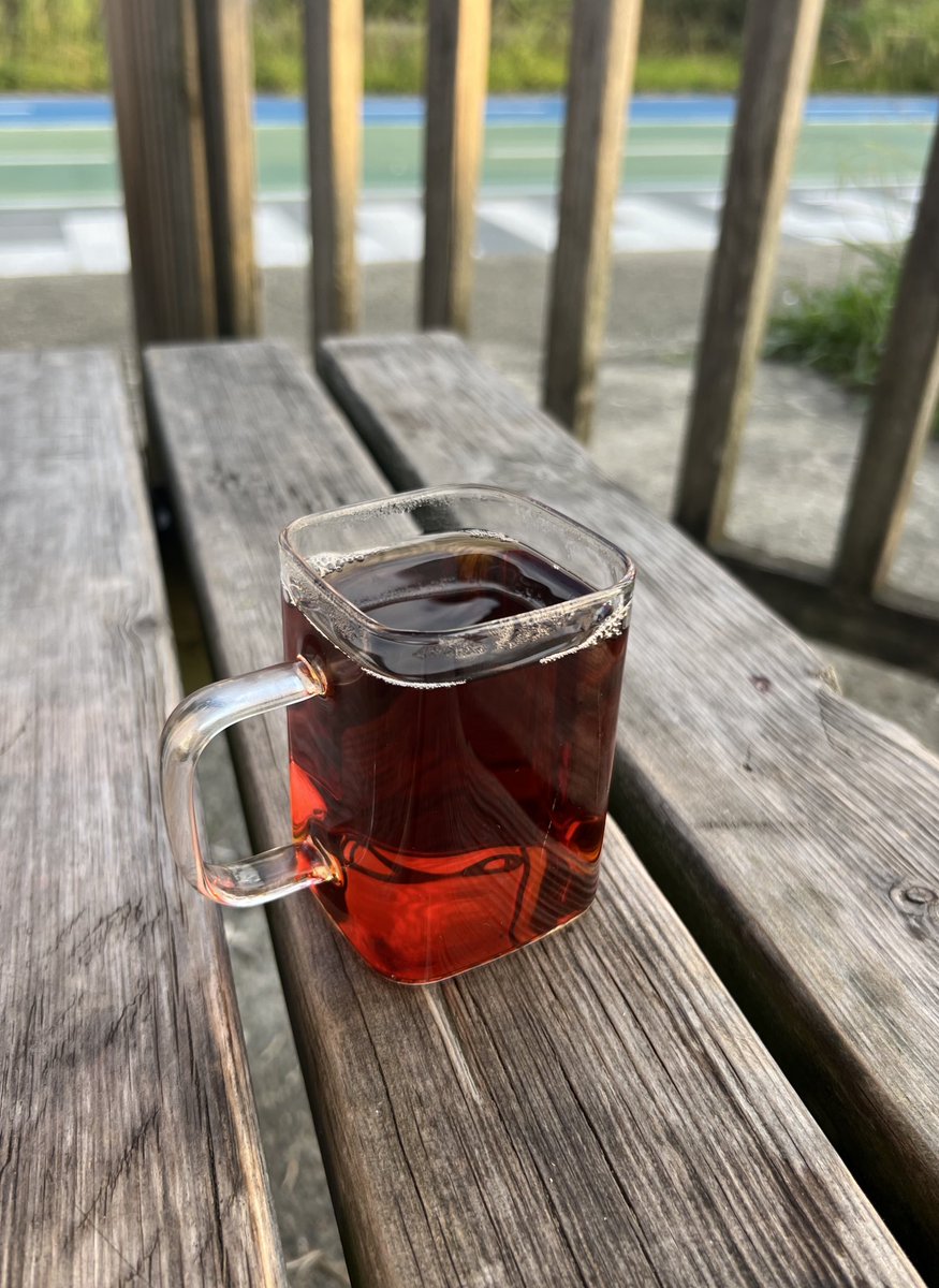 Annem köşeli bardaklardan almış çay içmek bu kadar zor olmamalıydı mom