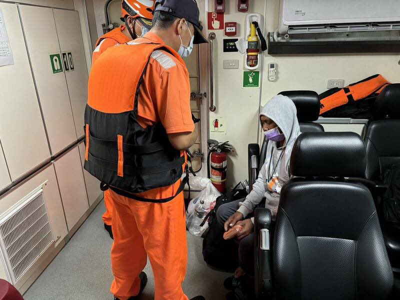 From Taiwan with Care 🌊🤝
An Indonesian fisher off Lanyu faced a medical emergency. Taiwan Coast Guard braved rough seas, sailing 100+ nautical miles to bring him safely to hospital.

Compassion knows no borders. 🇹🇼⚓
#MaritimeSafety #HumanRights #Fisheries #Fisher