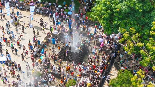 LikeBinzhou's tweet photo. Come and make new friends at the Qixian Water-Splashing Festival!
The wildest water party in Hainan is here—the annual Baoting Water-Splashing #Festival is back! Locals splash water to share blessings and celebrate the #Qixi Festival. https://t.co/xTLLhuWiay