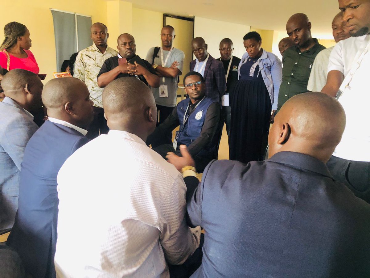 Non-unionized workers’ delegates in Western Uganda have petitioned the <a href="/UgandaEC/">The Electoral Commission - Uganda</a> over unfair treatment ahead of the voting process, citing lack of meals and unexplained accommodation. They are demanding fair adjustments from the EC. 

📸 : <a href="/suethereporter/">Sue Lisa</a>

#TayariWestUpdates