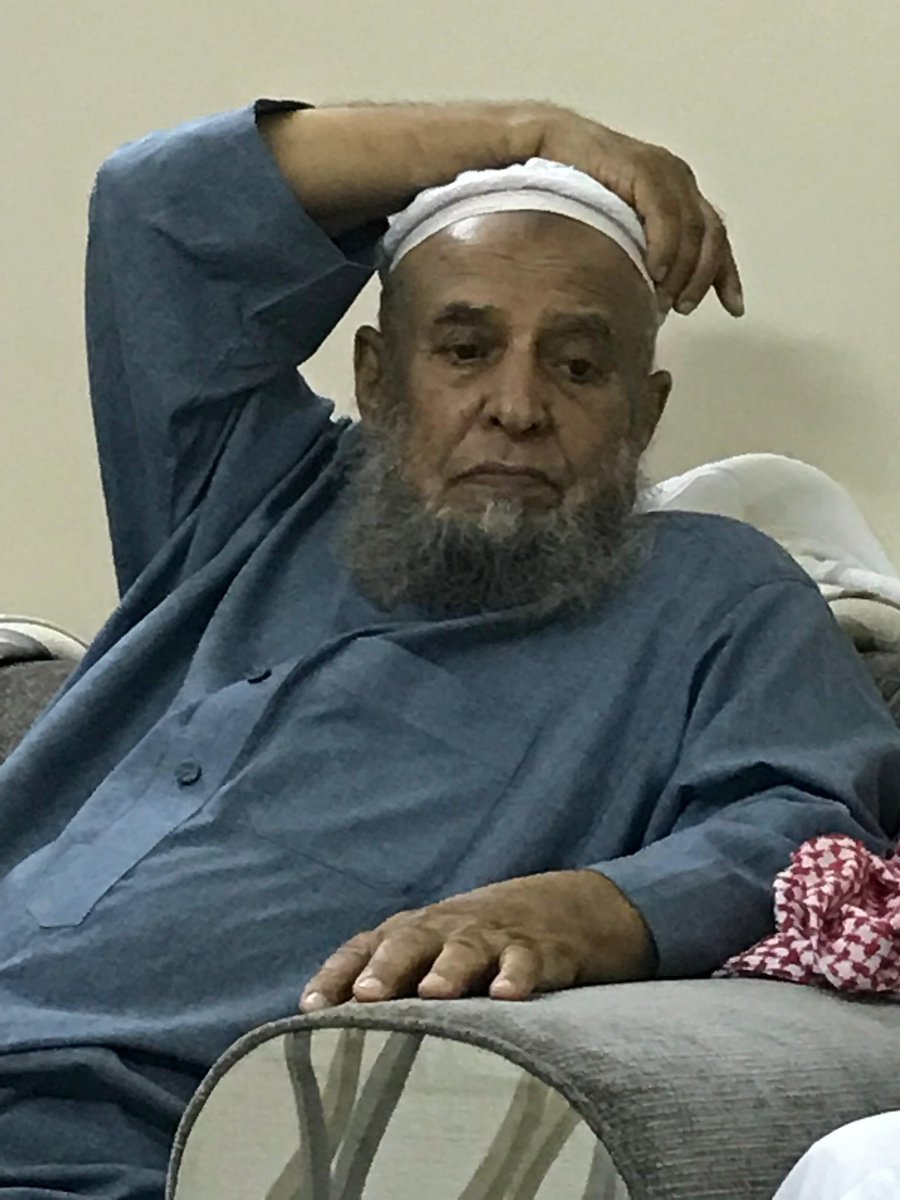 أبي.. سيظلّ الصديق الأوّل والأجمل !

رحل أبي، وبقي أثره.
رحل الجسد، لكن الروح ما زالت تملأ البيت والحياة معاً. أراه في جلسته المألوفة، ساكناً، مطمئناً، يضع يده على رأسه وكأنه يمسّد العمر كله، وفي عينيه بقايا حكمة وتجربة ورضا.
كتبتُ عنه في حياته قبل أربعة أعوام من رحيله، وقلت