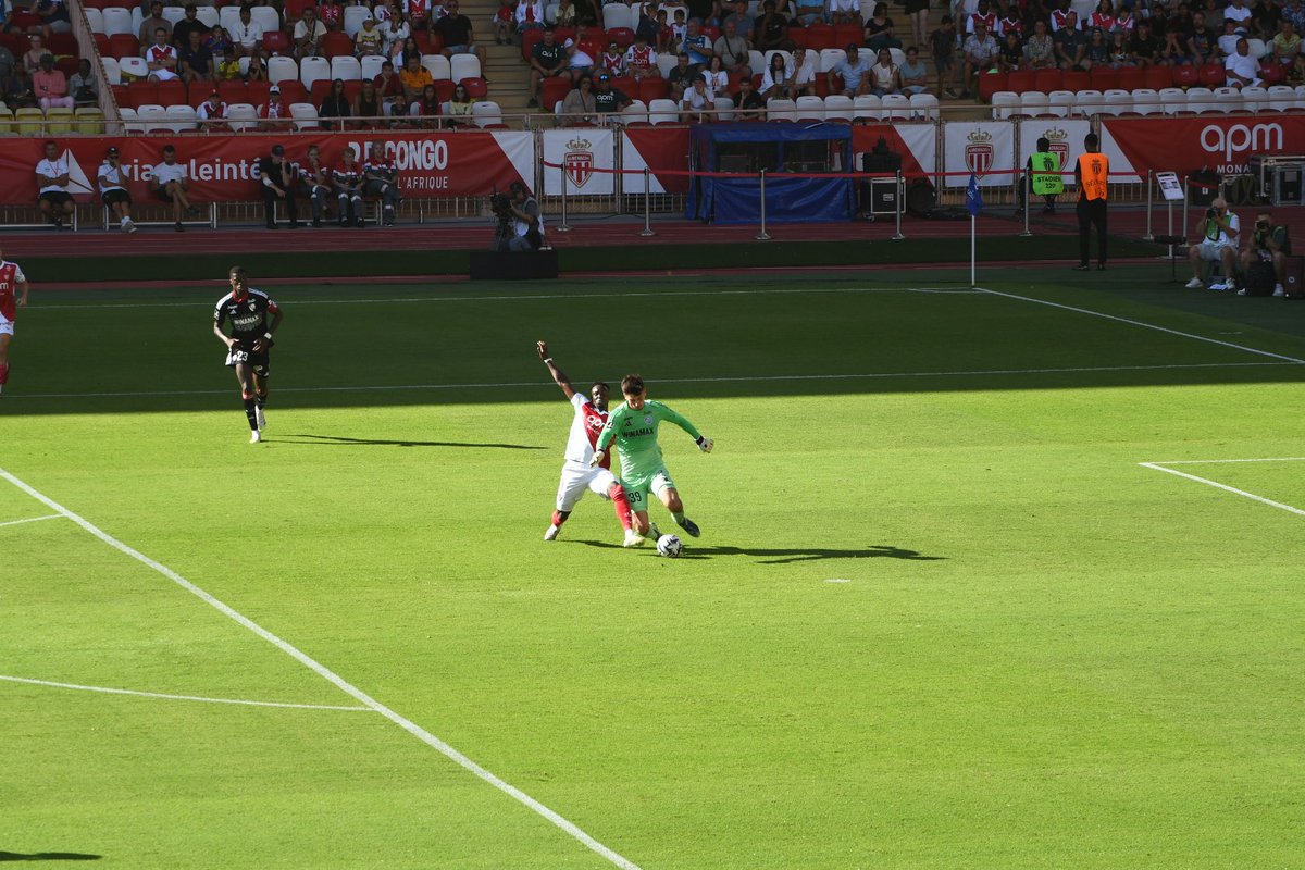 XaVero06's tweet photo. 1/4
Ouverture du score pour @AS_Monaco sur un pressing de @balogun sur le gardien Strasbourgeois, @Nesmaar_A n'a plus qu'à pousser le ballon au fond des buts.
1-0 6ème minute
#ASMRSCA https://t.co/1EXVMkHdvt