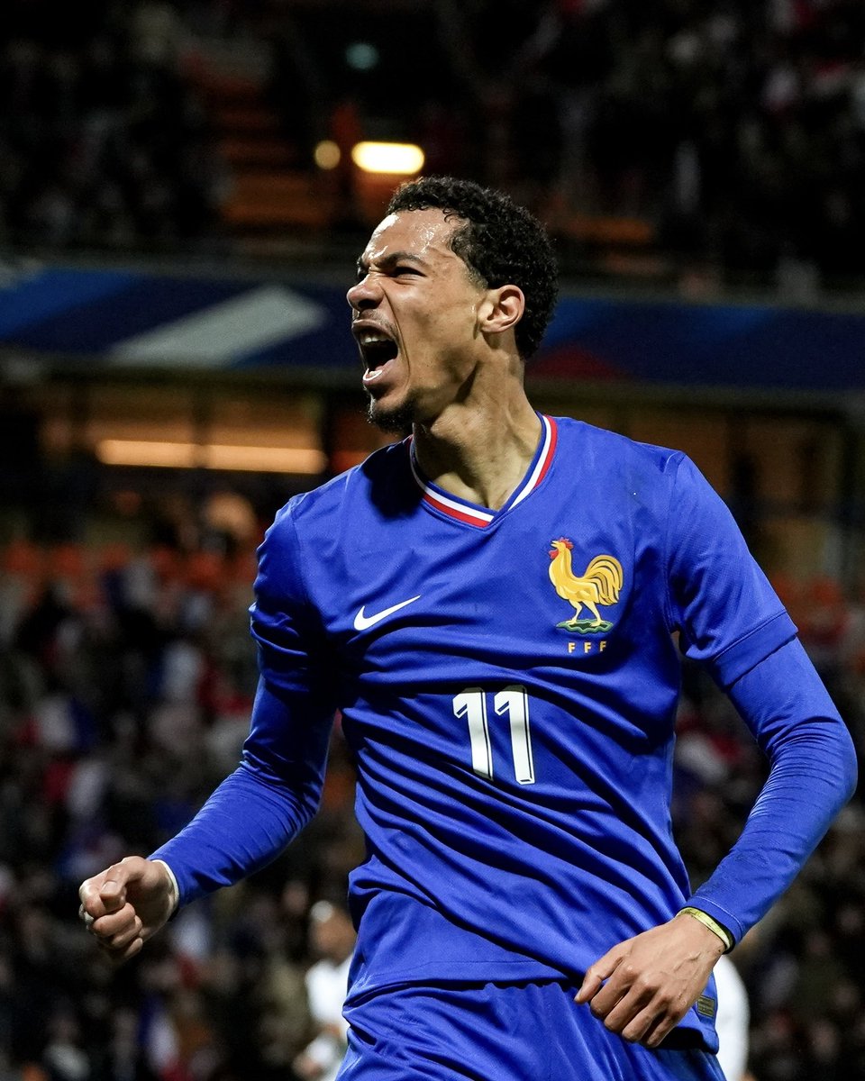 equipedefrance's tweet image. Didier Deschamps a dû acter le forfait de Rayan Cherki (déchirure du quadriceps).

Pour le remplacer, le sélectionneur a décidé de convoquer Hugo Ekitike !

#FiersdetreBleus