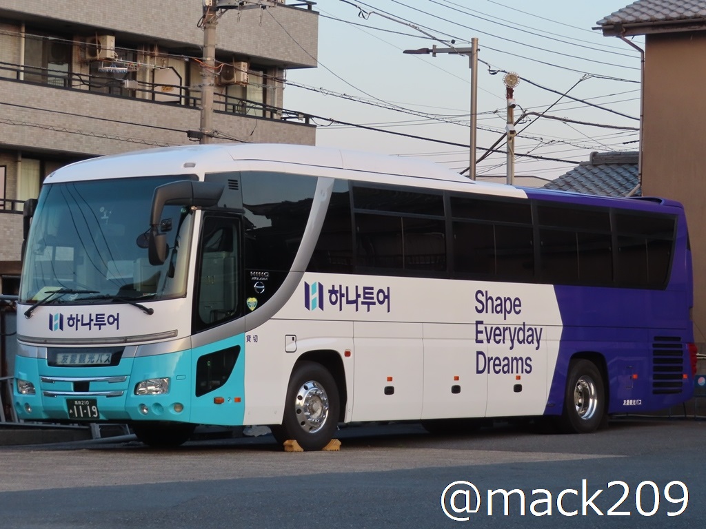 友愛観光バス（葛飾210あ 11-19） HANATOUR契約カラー。