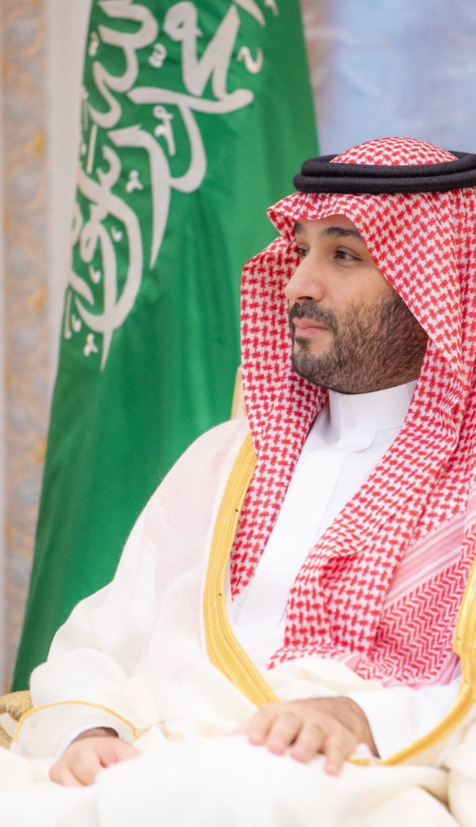 وجه السعد درع البلد لاعدمناه
ابن المليك اللي على الشعب غالي
سلمان ابوه وجده معزي اشباه
وهو من الاثنين ماهو بخالي🤍🇸🇦🤍