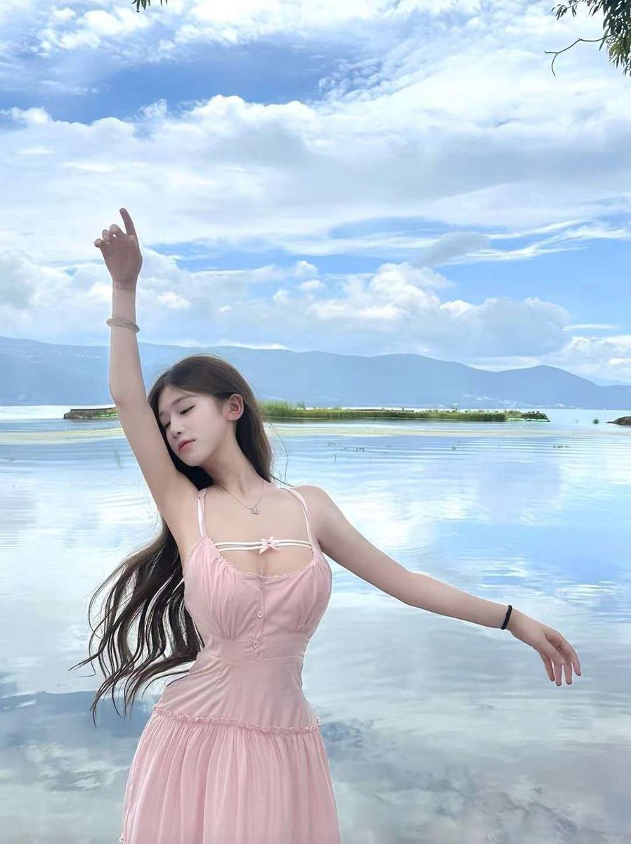 福利姬灵灵全球cos外围经济（全国独家资源）分享的黄推图片2 - 网红私拍内容