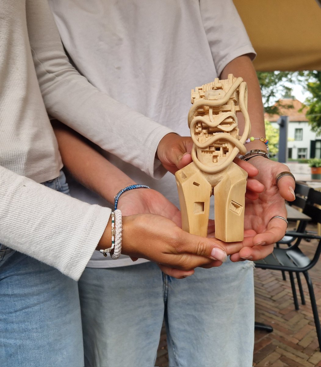 marcomout's tweet image. Het mooie van het snijden van beelden is dat iedereen het werk wil aanraken. En hoe kwetsbaar dit snijwerk van 2800 jaar oud Gele Ceder ook is; het mag aangeraakt worden als het mensen raakt.

#carving
#Alaska
#wood