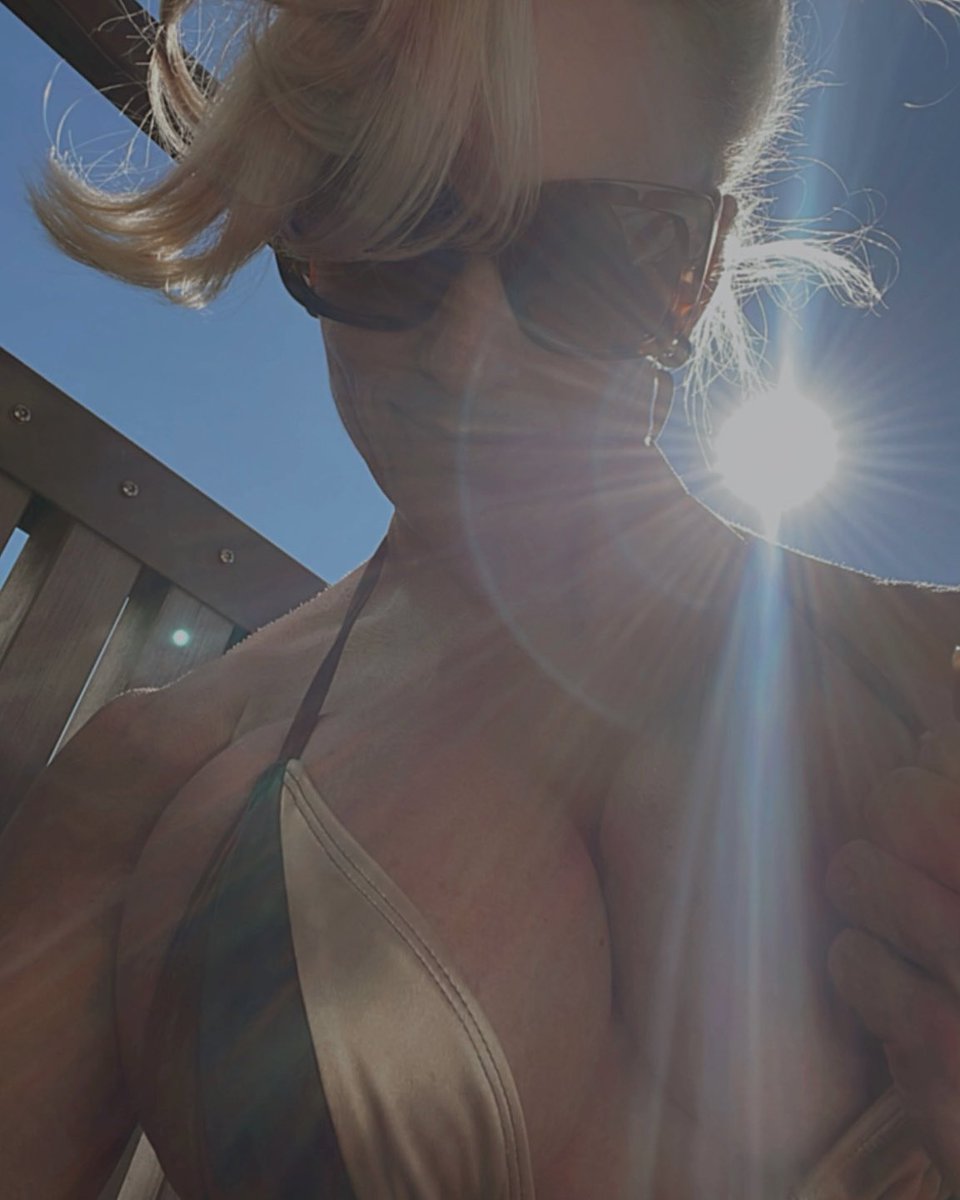 Tomorrow is the meteorological start of autumn 🍁 – but who says bikinis can’t fall like leaves too 😈😏? 💋

#sensuironique #autumn #bikinimood #bikini #ﬁtness #fitnesslife #sunday #balcony