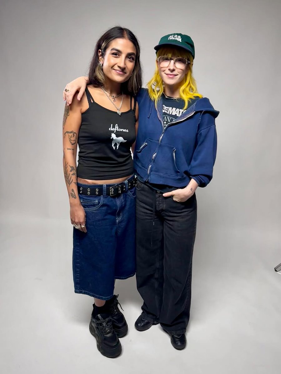 paramorebr's tweet photo. Hayley com @Naina_LDN! ✨ https://t.co/1QRDGe1yym