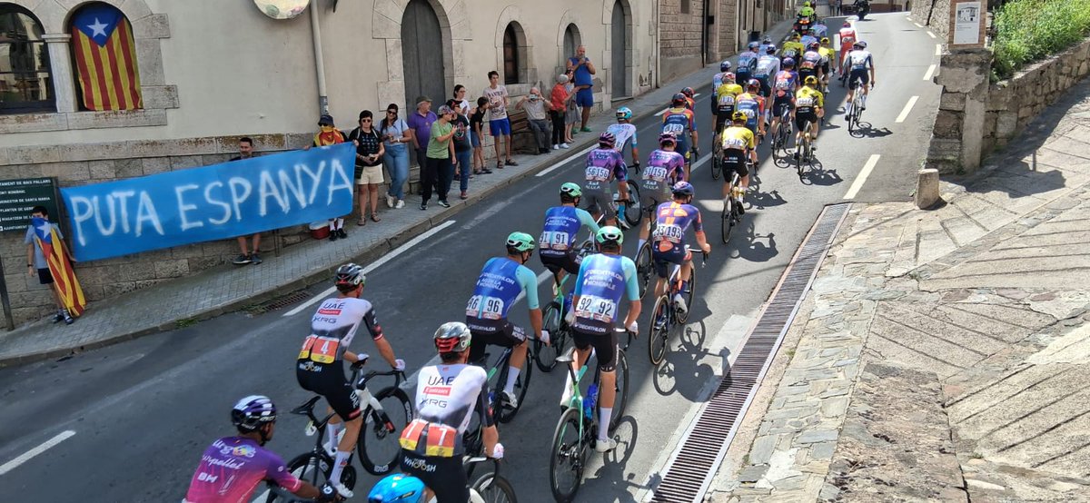 Lazis muestran una pancarta con "Put* España" al paso de una etapa de La Vuelta.

Es libertad de expresión.

Y una lona de "Pedro Sánchez corrupto" es delito de ultraje, "me gusta la fruta" es ataque ultra y decir "Puigdemont a prisión" es catalanofobia.

El doble rasero zurdo.