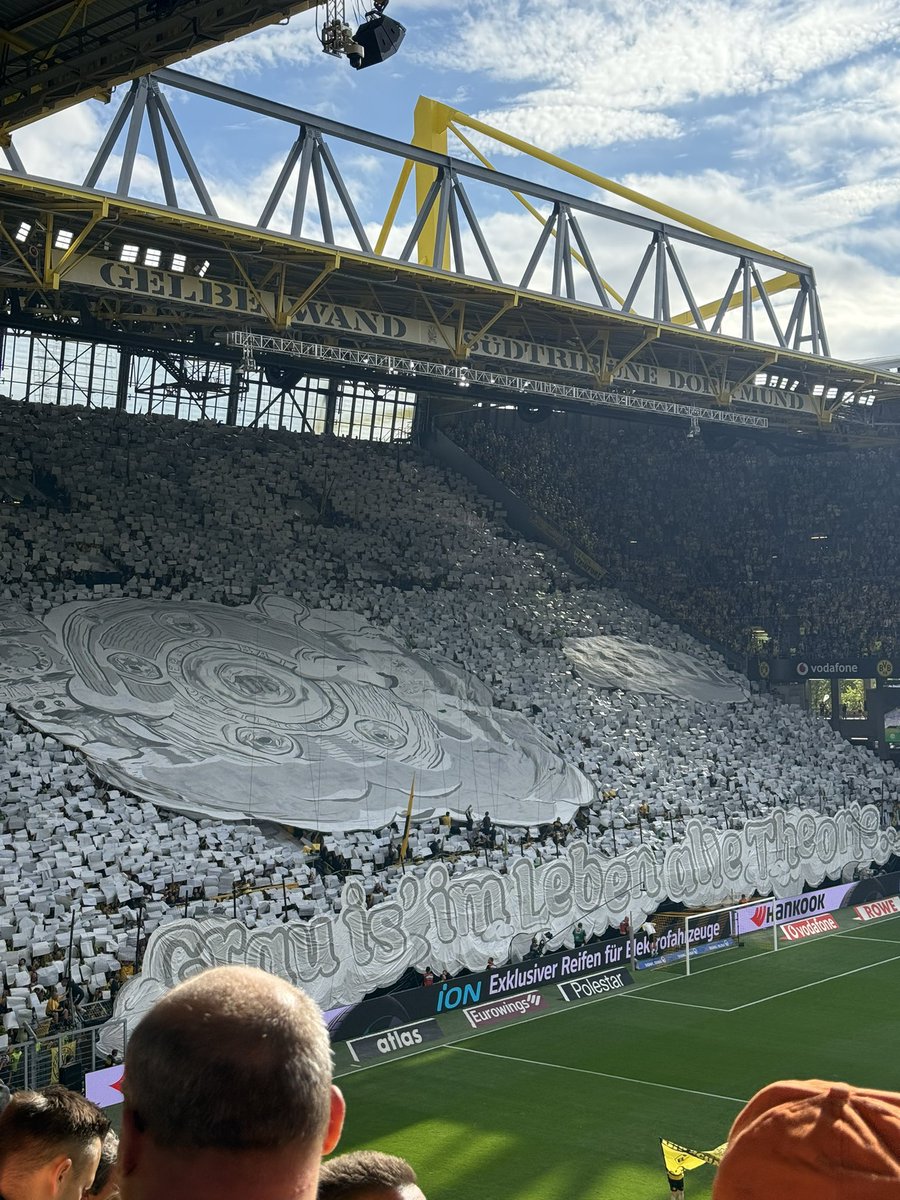 ChristianWoop's tweet image. ⚫️🟡 Starke #BVB-Choreo. #BVBFCU