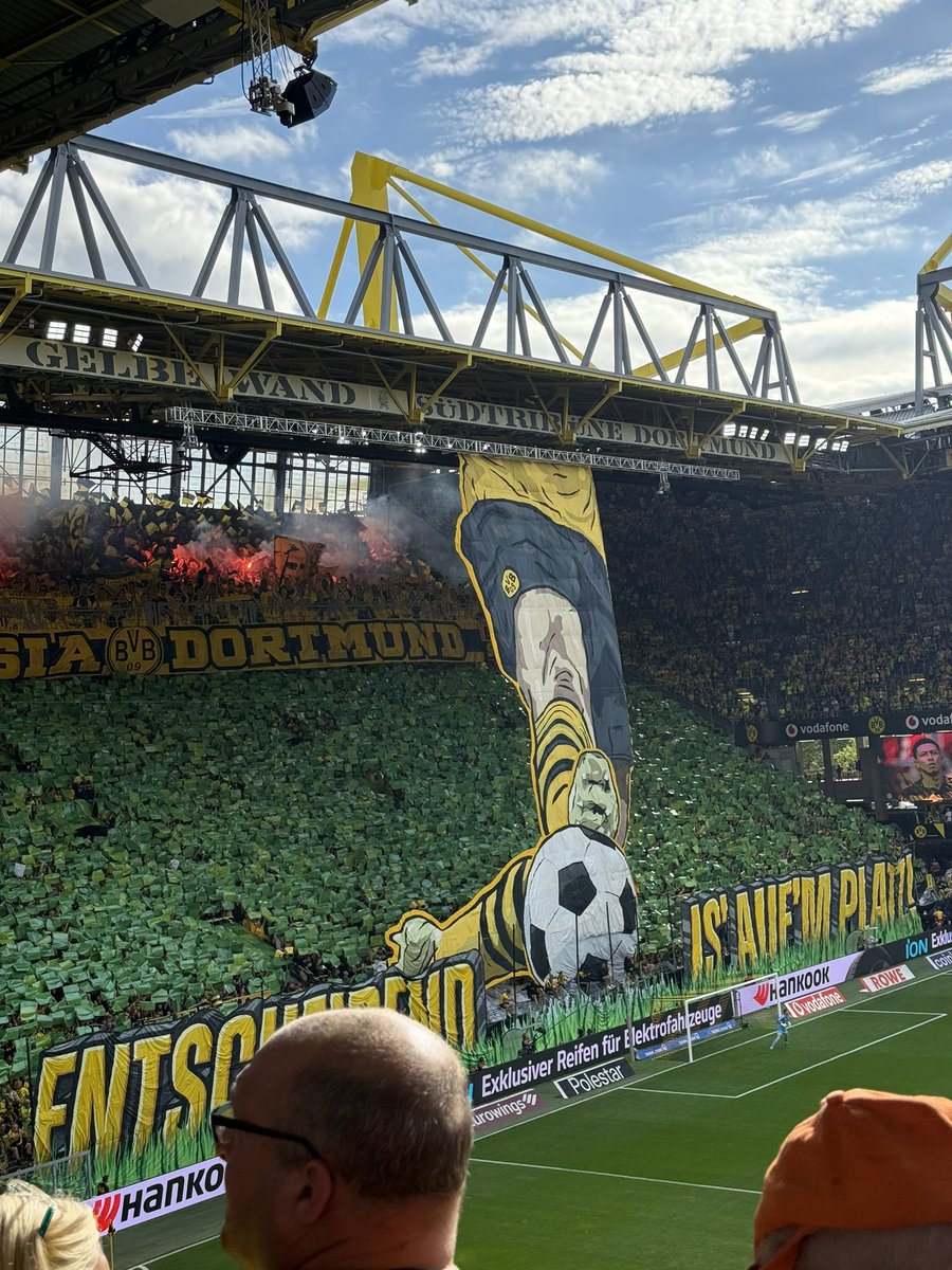 ChristianWoop's tweet image. ⚫️🟡 Starke #BVB-Choreo. #BVBFCU
