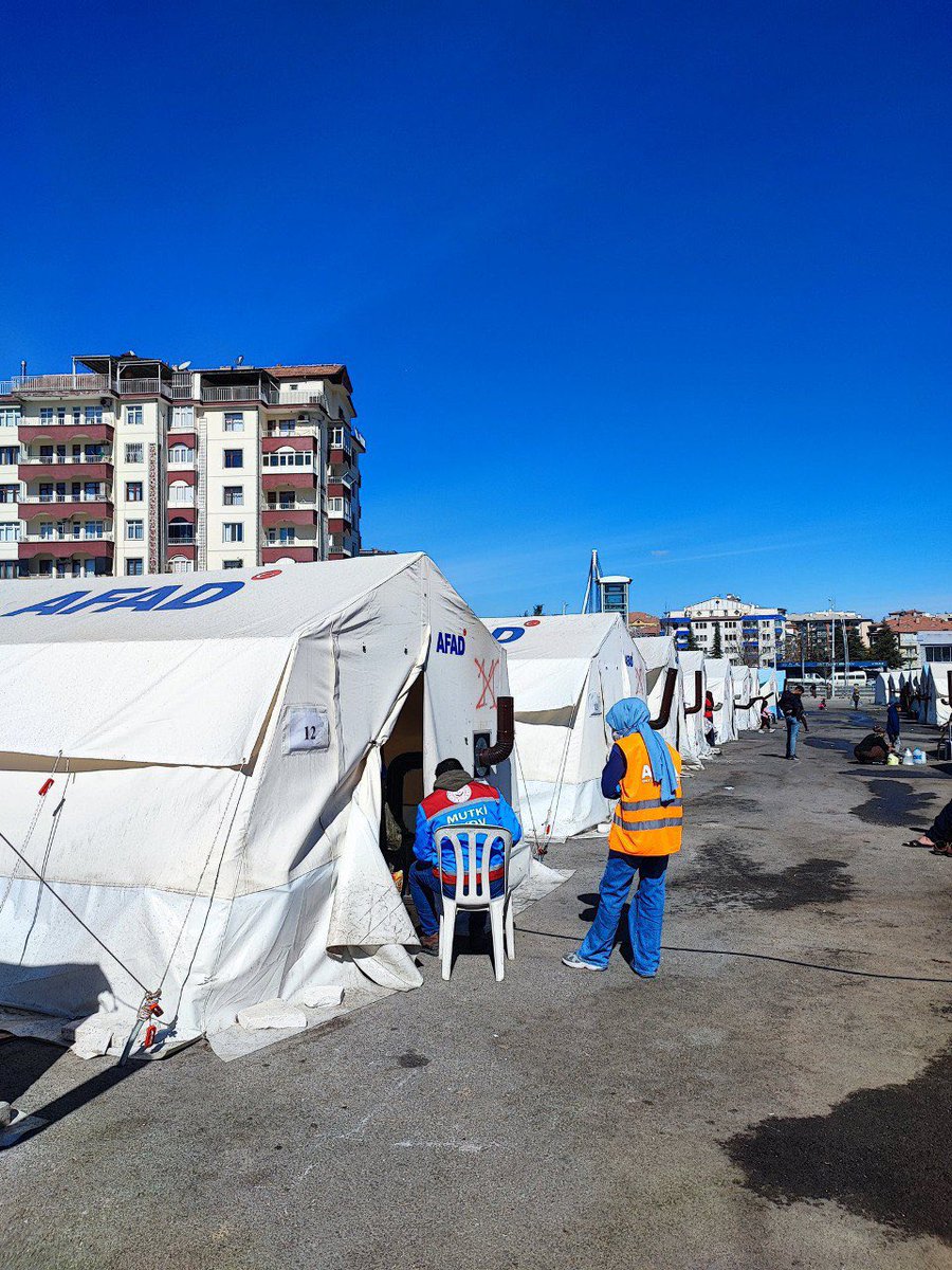 TurkiyeSydv's tweet photo. Deprem sel yangın çığ gibi doğal afetlerde SYDV ÇALIŞANLARI bütün olarak katılır 
Sosyal yardım 
Gıda giyim 
Sıcak yemek 
Barınma 
Taşıma vb bütün ihtiyaçları 
SYDV ÇALIŞANLARI üzerinden yürütülür https://t.co/zxosg6rn2U