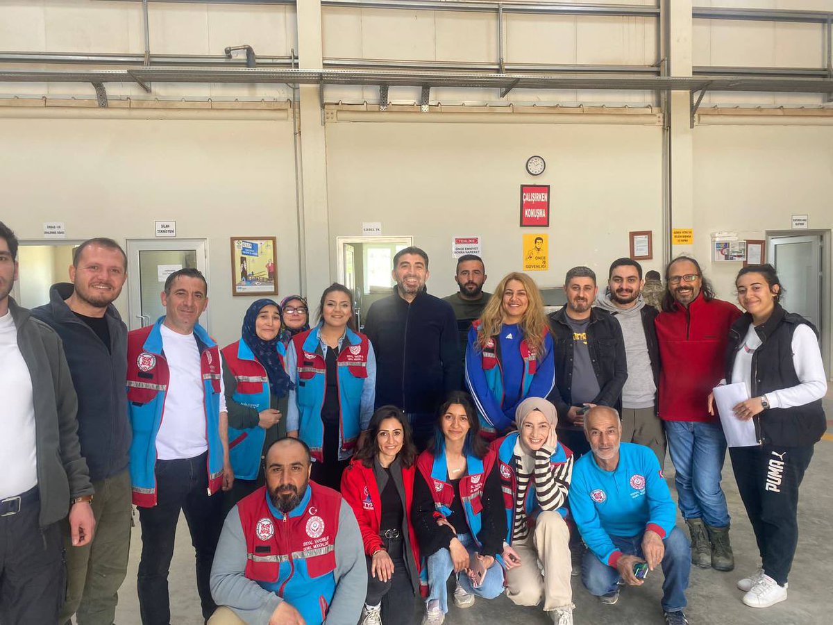 TurkiyeSydv's tweet photo. Deprem sel yangın çığ gibi doğal afetlerde SYDV ÇALIŞANLARI bütün olarak katılır 
Sosyal yardım 
Gıda giyim 
Sıcak yemek 
Barınma 
Taşıma vb bütün ihtiyaçları 
SYDV ÇALIŞANLARI üzerinden yürütülür https://t.co/zxosg6rn2U