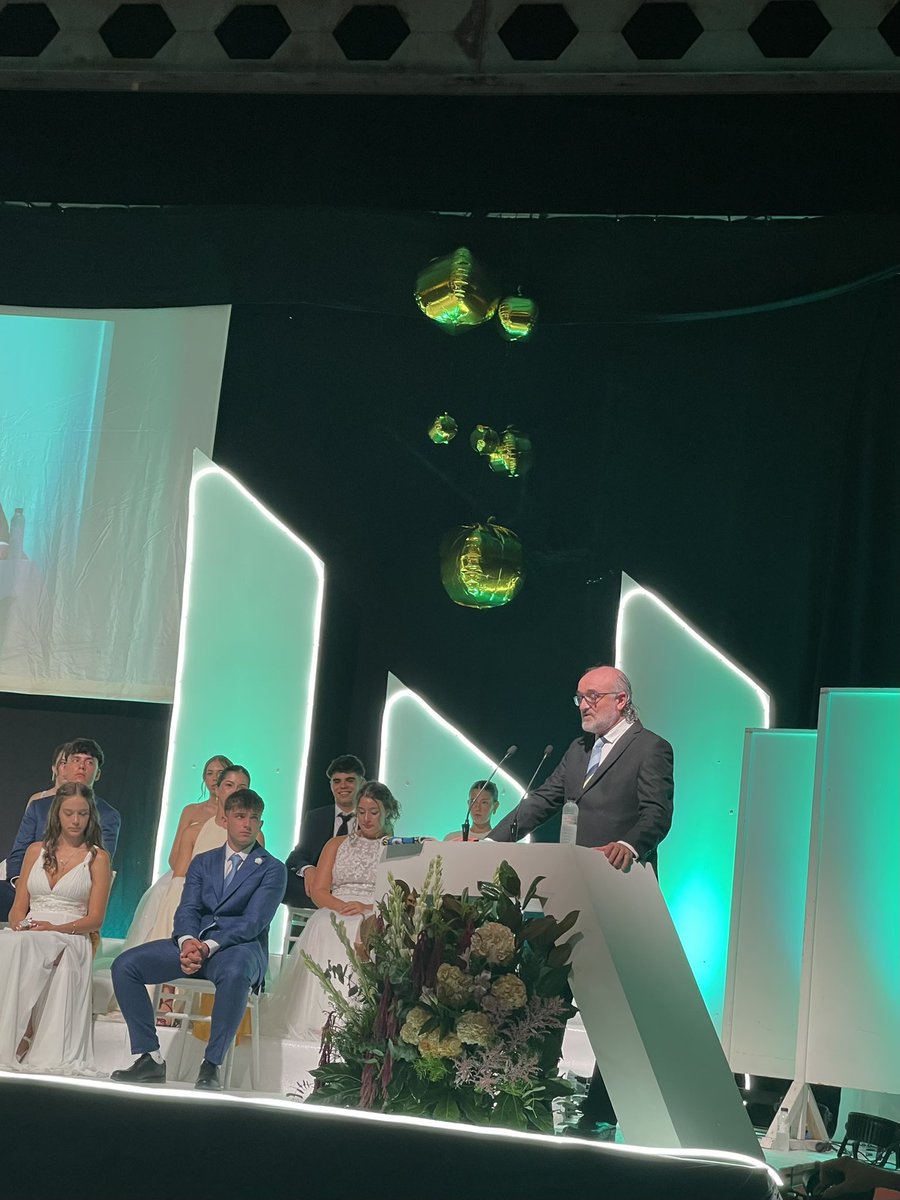 ULLDECONA | Assisteixo al Pregó de la Festa Major d’Ulldecona 🎉, un acte que dona inici a uns dies de celebració, tradició i orgull de poble. 

Gràcies per la invitació i per mantenir viva la cultura local!

#FestaMajorUlldecona #Tradició #CulturaViva #OrgullDePoble