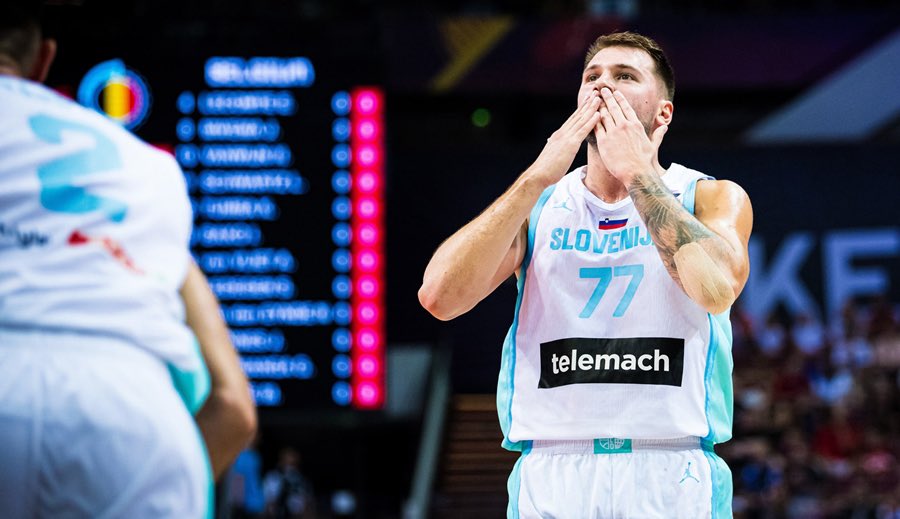 Luka Doncic se acaba de convertir en el CUARTO jugador en la HISTORIA del Eurobasket en conseguir un triple-doble:

- 24 PUNTOS
- 10 REBOTES
- 10 ASISTENCIAS
