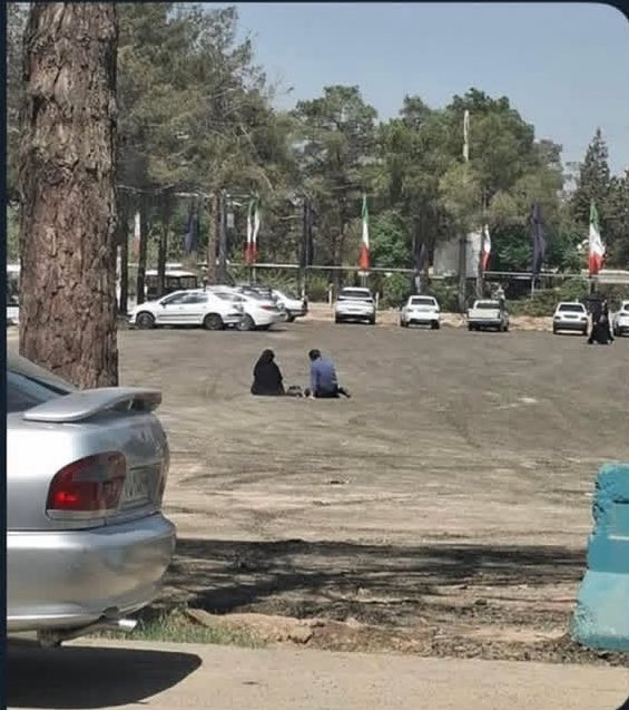 این غمگینترین عکس دنیاست
قطعه ۴۱ دلاوران شاهرخی که مادر قحبگان رژیم آنرا صاف کردند.
خانواده‌هایی‌ که دیگر حتی نشان از فرزندانشان هم باقی‌ نمانده و باید اینگونه سوگواری کنند.
قطعه ۴۱ شاهنامه معاصر ایرانیست که به دست رژیم نابود شد
دوستان هر اطلاعی در مورد محمد جواد تاجیک رئیس بهشت