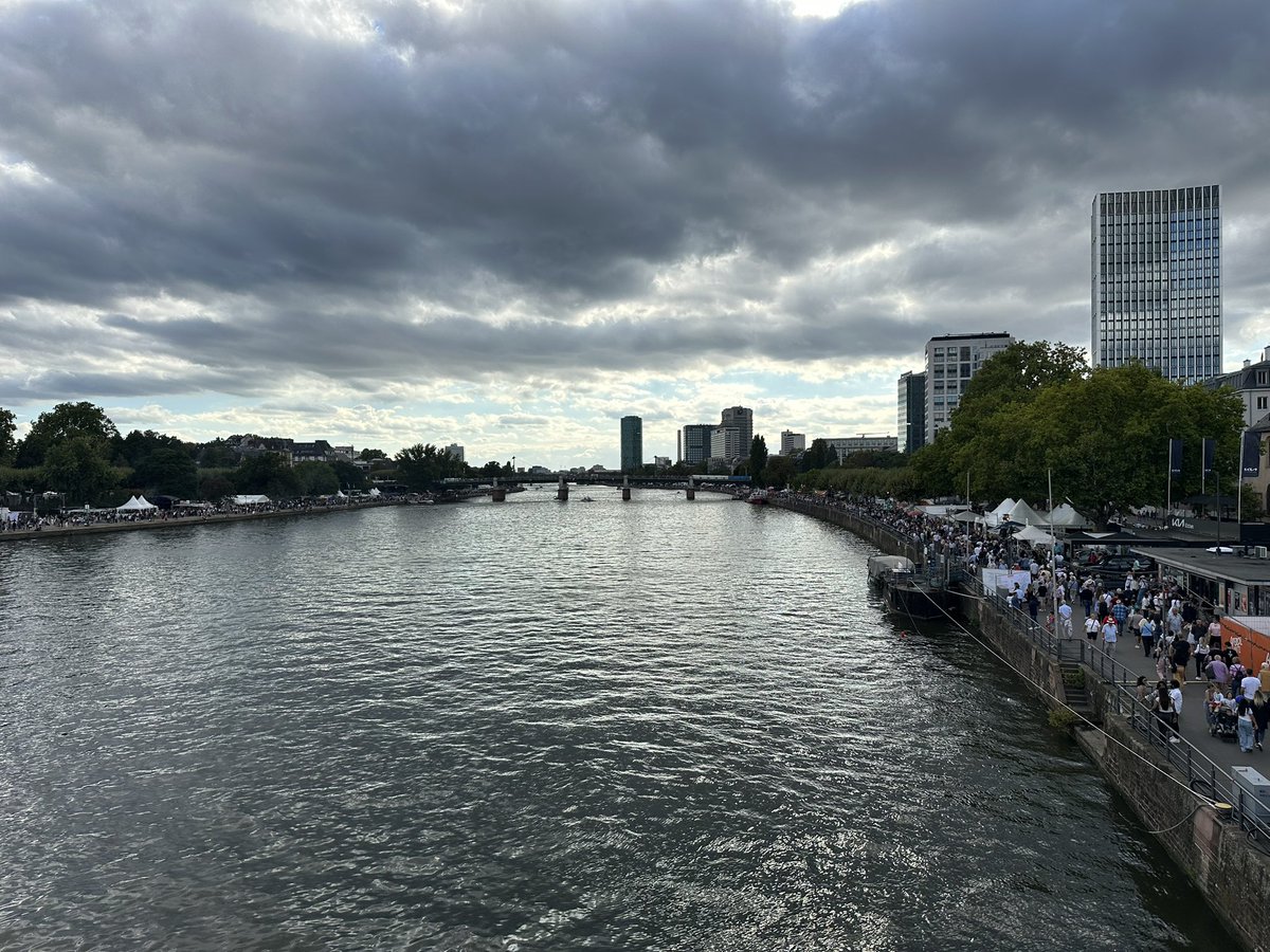 Yaz889's tweet photo. #Frankfurt #Giessen Lovely sunday from a university city to a major city https://t.co/Zh7UxT1sTp
