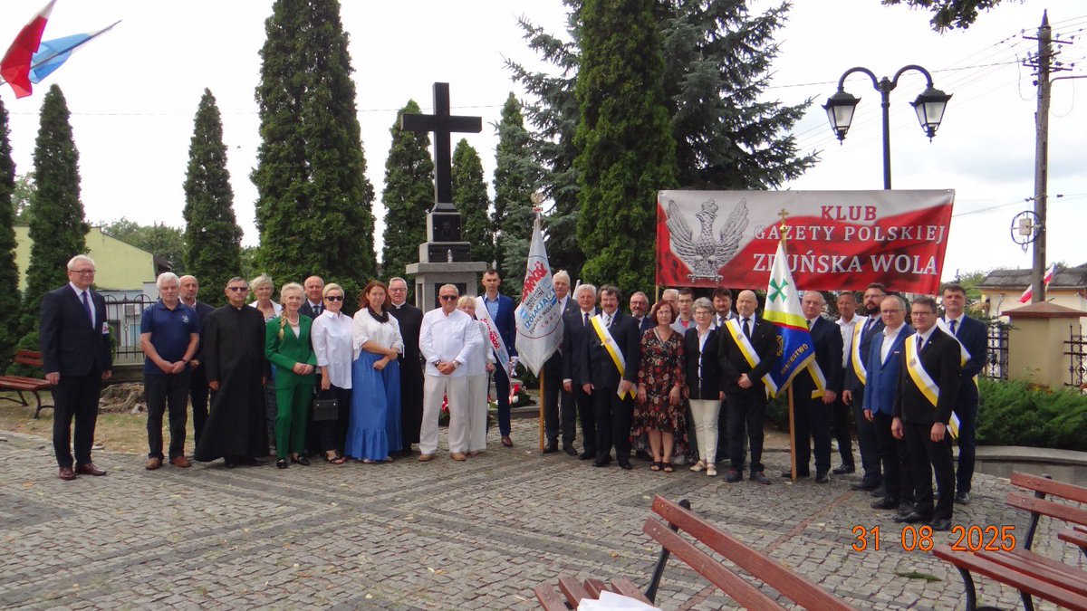 Uroczysta msza święta w bazylice WNMP w Zduńskiej Woli, po niej modlitwa i złożenie wiązanek kwiatów pod tablicą "Solidarności" z okazji 45 rocznicy podpisania porozumień sierpniowych.
#kofc #rycerzekolumbazduńskawola