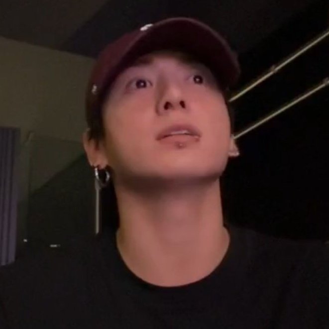 JUNGKOOK HAS A NEW LABRET PIERCING ?????