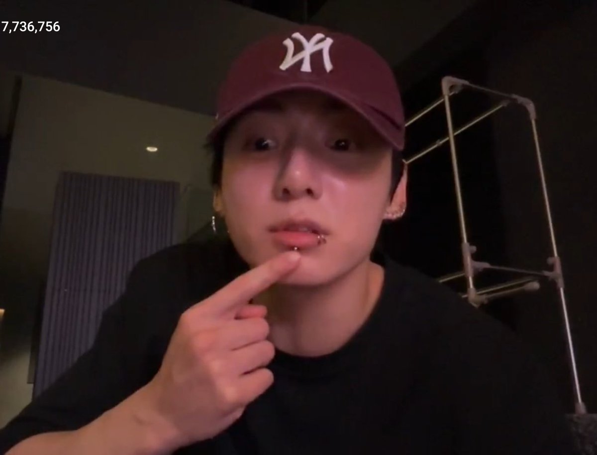 jeonjtiddiez's tweet photo. JUNGKOOKS NEW PIERCING https://t.co/aZGB8ud2HQ