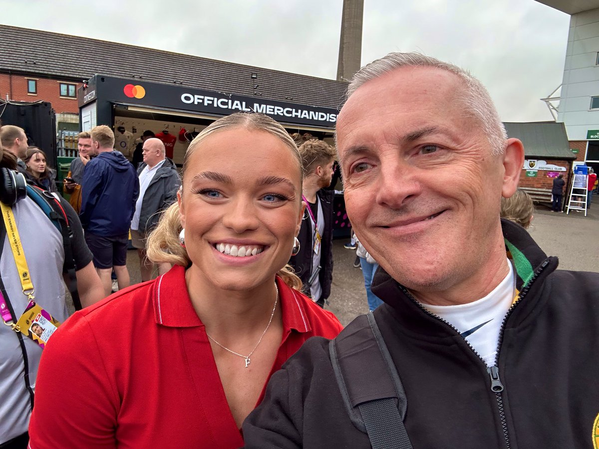 chris_davison1's tweet photo. .. thank you @_jodieounsley for the selfie 🙏
Such a great role model and inspiration @RedRosesRugby 🙌
Always handles herself with such good grace and kindness @rugbyworldcup 😌
#ENGvSAM | #RWC2025 🏆 https://t.co/8sm1mblqED