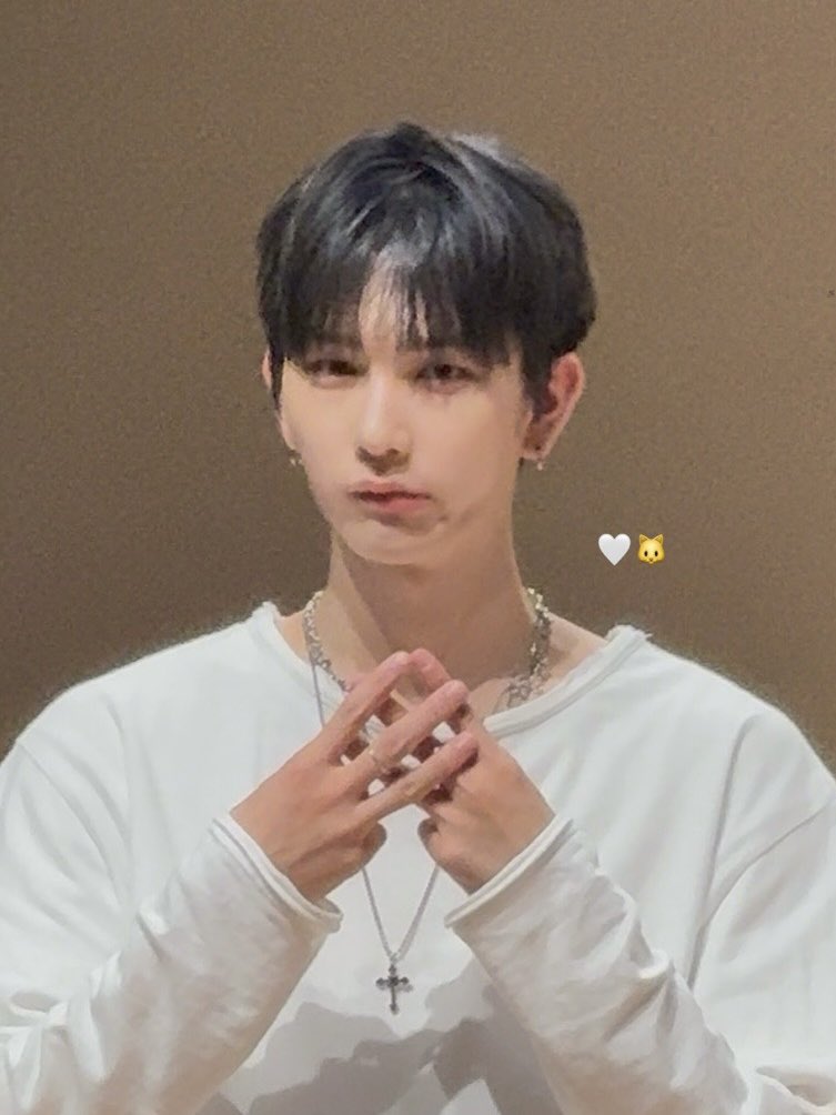 250831 프롬 #폰뜽이 

우리 현우가 자랑할게 있다거든!
와플 포즈 호응 이쁘게 해줘라 🤍

#EPEX #이펙스 #BAEKSEUNG #백승